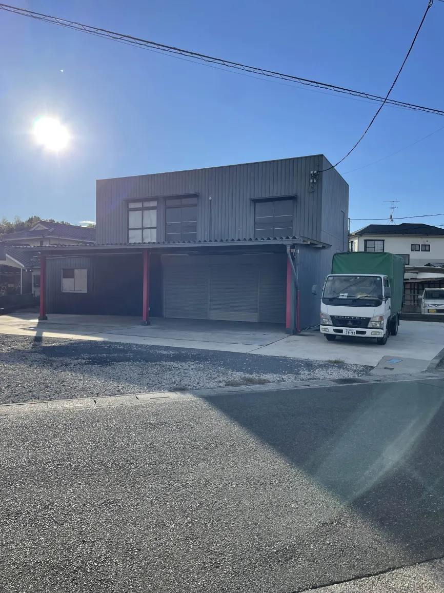 春日部市内牧の新事業所の横写真